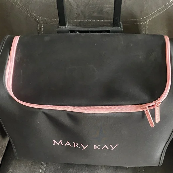 Mary Kay Black Cosmetic Bag Set with Pink Accents - Picture 2 of 15